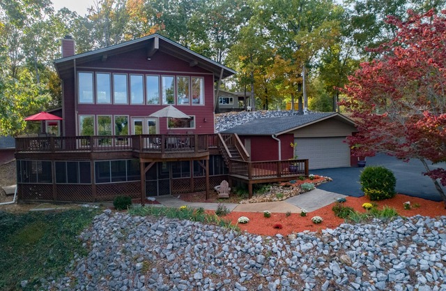 Kentucky Lakefront Chalet/Near Murray Ky & Paris Landing Area /W Hot Tub n Dock