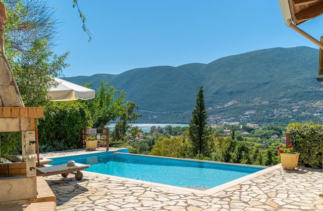 Kerithra Villa, overlooking Vasiliki bay, close to the beach and other amenities