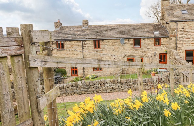 KESTREL COTTAGE, pet friendly, character holiday cottage in Silsden