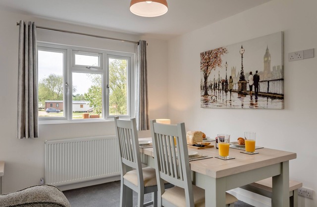 Kestrel Lodge - Two Bedroom House, Sleeps 4