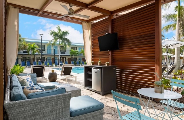 Key West Dream! 4 Serene Units, Pool, Restaurant, Parking, Gym!