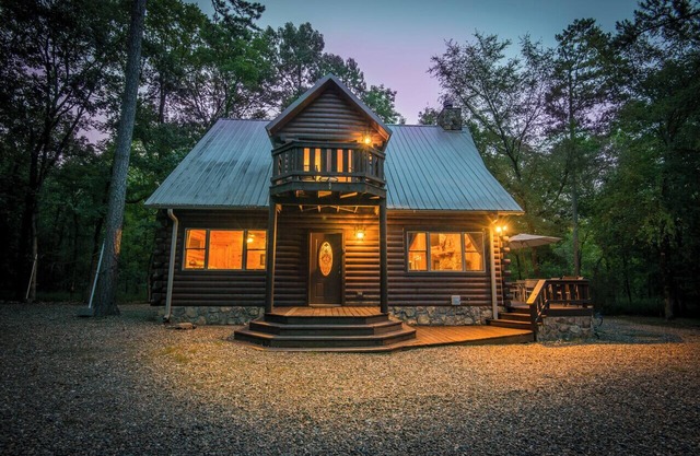 Kickapoo Pines is a large, luxurious 4 bedroom, 3 ½ bath cabin near Beavers Bend State Park, Broken Bow Lake, and all the fun activities in the Hochatown area.