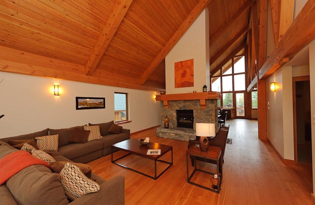 Kicking Horse ski Chalet Great views,2 wood fires, hot tub, sauna, heated floor