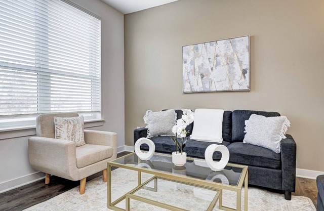 KING BED- 1BED/1BATH- *IN THE HEART OF BROAD RIPPLE *