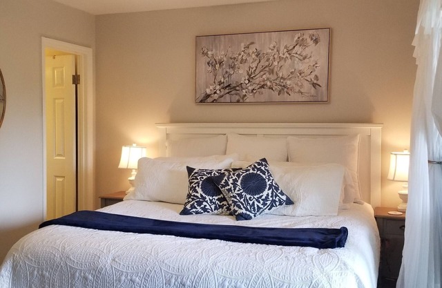 King Bed! Cozy Amelia Island Gem just steps to the beach.