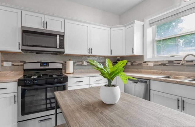 King bed Crystal Lake Mchenry Cary Cozy