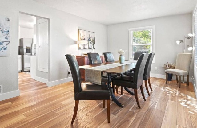 King Bed | Dining Room Table for 8 | 5m Downtown
