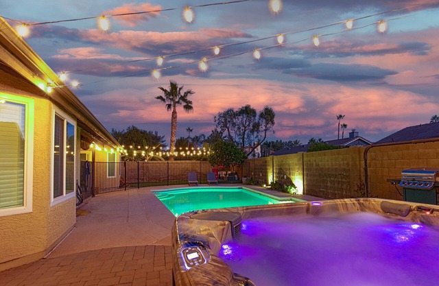 King Bed - Downtown Gilbert - Hot Tub, Pool, Entertainment, Arcades + Projector!