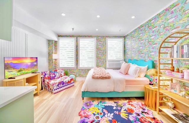 King Bed Mermaid Suite , free parking, heart of Palm Beach