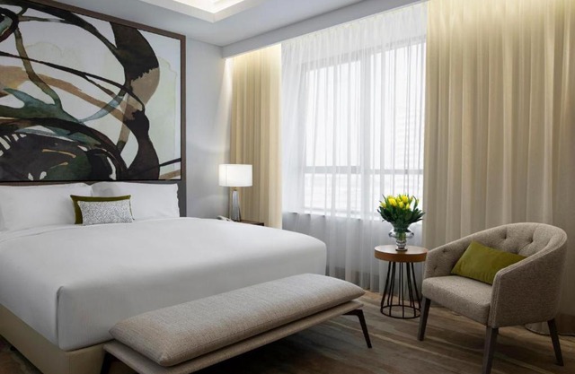 King Bedroom Near Spring Green Supermarket By Luxury Bookings