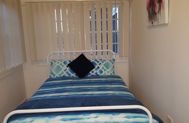 King Cottage - Pet Friendly ( Outside Only)