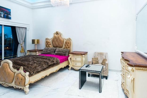 King larrison,s villa