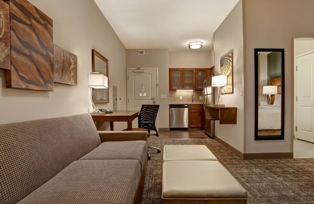 King Suite. Free Breakfast. Pool. Shared BBQ. Gym. Great for Business Travelers!
