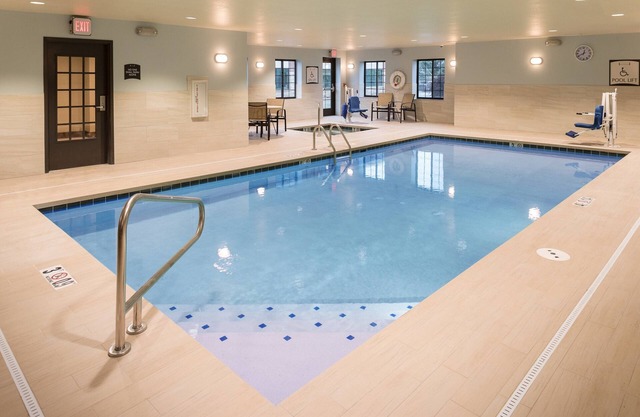 King Suite. Free Breakfast. Pool & Hot Tub. Close to the Nebraska Medical Center!
