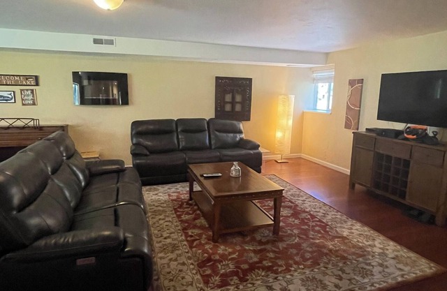 KINGSBURY GATEWAY 2Bed/1 bath-pool table-foosball 150.00 x 2 extra room x 2= 80