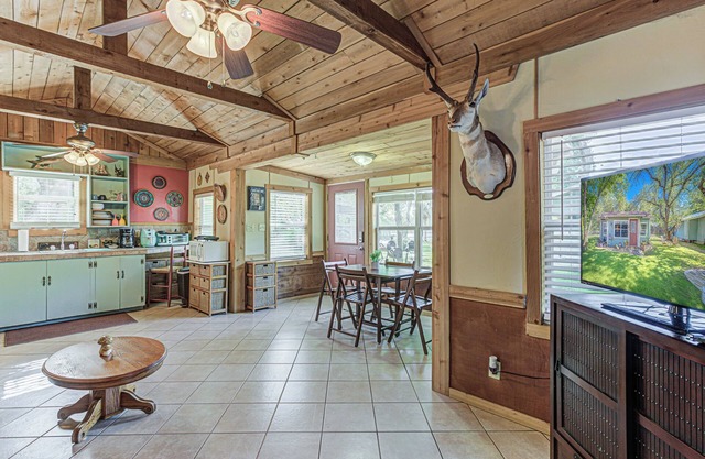 Kingsland Casita – Charming Lakeview Cottage for 4 w/Lake Access!