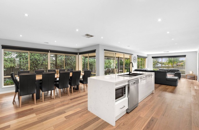 KINGSTON DOWNS - OCEAN GROVE - Sleeps 17nStrictly Family and Corporate Bookings