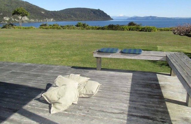 Kinloch Lakefront Bach - includes linen and WiFi