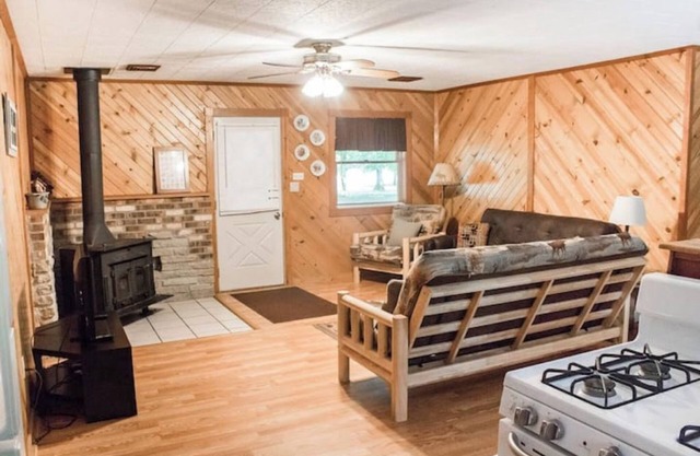 Kishauwau Cabins: Illini Cabin with Kitchen/Fire Pit Near Starved Rock, Sleeps 6