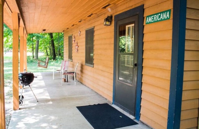 Kishauwau's Starved Rock Area Cabins - Romantic Whirlpool Americana