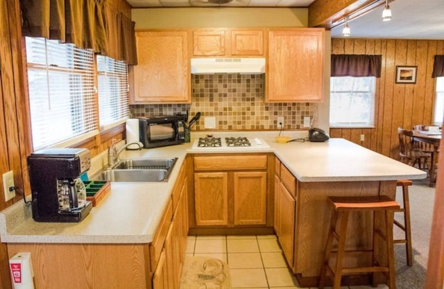 Kishauwau's Starved Rock Area Cabins - Studio Bridge Cabin