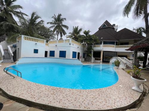 Kivuli villas Diani ,located 2 minutes walk to the White sandy Diani Beach