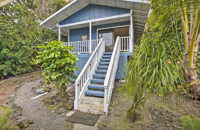 Kona Cottage with Lanai and Ocean Views on Coffee Farm!