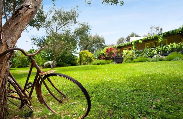 Kookaburra Ridge - beautiful home set on a 1.6 acre garden with fireplace & spa