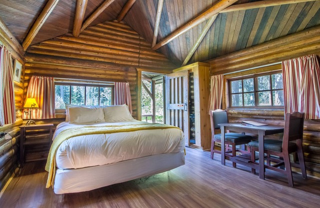 Kootenay Park Lodge