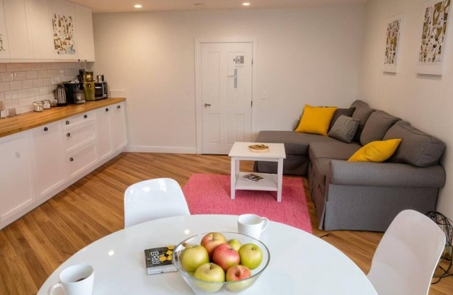 Krakow's Tranquil Retreat: Cozy Apartment, Modern Living & City Access