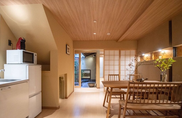 Kyomachiya full renovation in the Meiji era ★ Walking distance to Shijo Karasuma area ★ 3 minutes walk to bus stop 7 minutes walk from Gojo subway station Pets are allowed