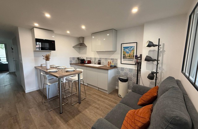 L'Amandier - new 2 bedroom Apt, city centre of Aix, Rotonde