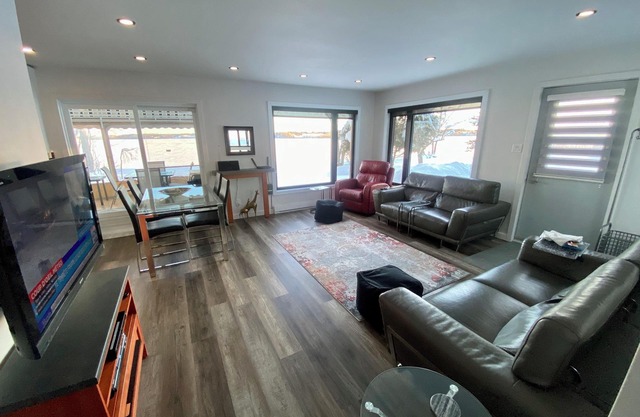 Le Chalet du Havre, 5 bedrooms, waterfront, covered terrace, pedal boat included!