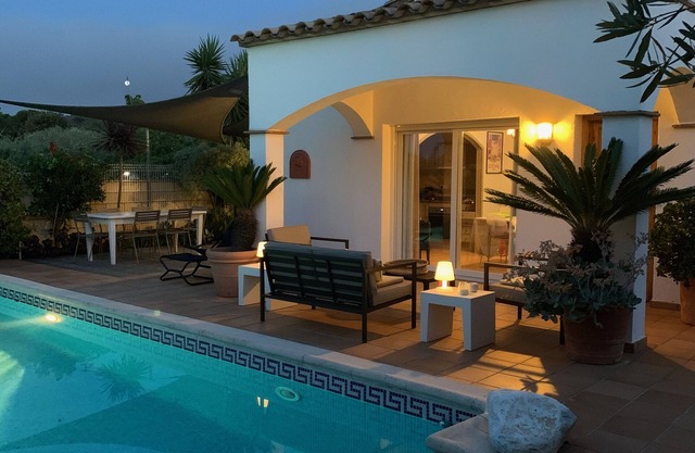 L'Escala: house with private garden, pool, & free Wi-Fi