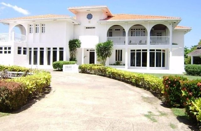 L'Horizon, a Jewel in the Caribbean with Private Pool, Poolside Bar and Music