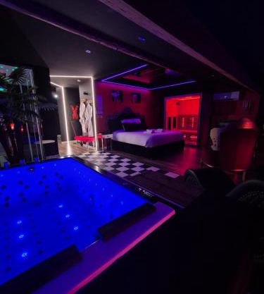 L'Interdit Suite Luxe Romantique Spa Balneo Sauna Hammam