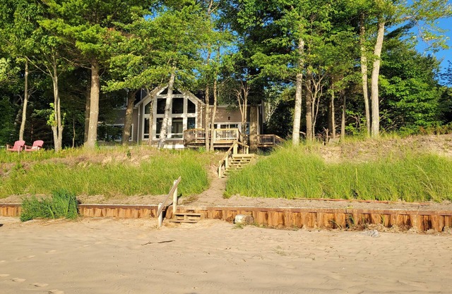 L-U-X on Lake Michigan. Private baths in bedrooms! Open Aug 24-28, Sept 21-Oct 6