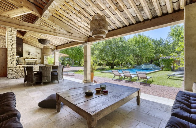 La Bastide des Acantins in Gordes with hotel service