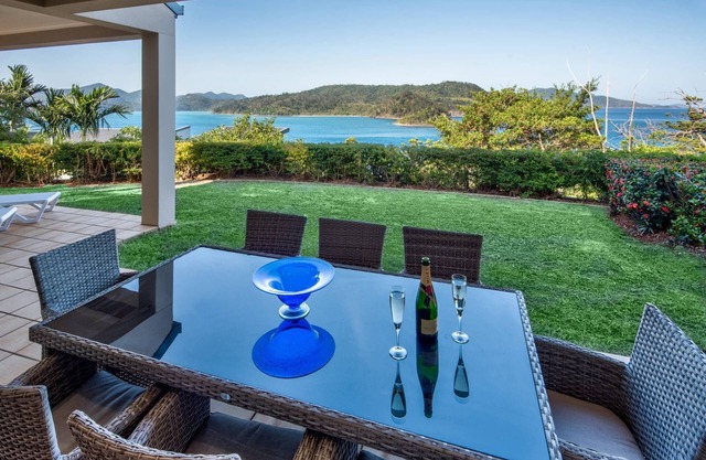 La Bella Waters 1 Hamilton Island - oceanviews, golf buggy and transfer