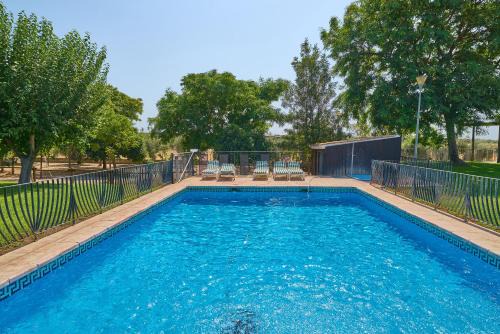 La Cabaña piscina y jardín