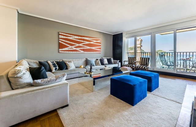 LA CONCHA BEACHVIEW: 8 PAX Superior apartment. First line of the beach. sea ​views