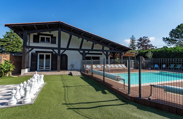 La maison du Bonheur Ares, 28 pers with swimming pool