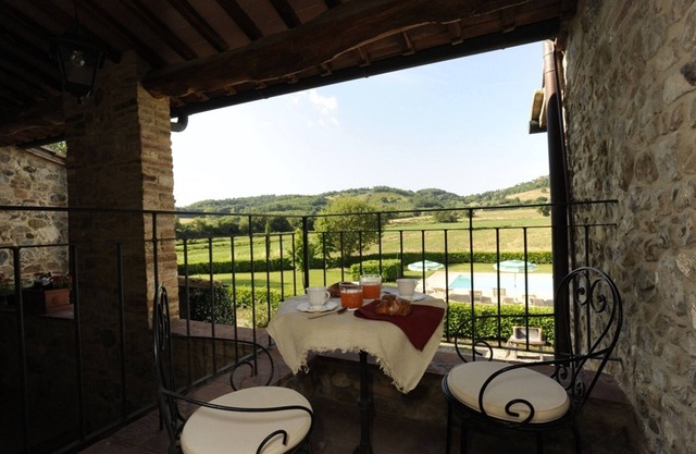 La Peschiera farmhouse apt. Provincial terrace of Siena San Gimignano