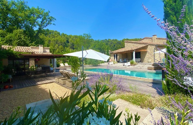 La Petite Villa Azul in Ménerbes, air-conditioned, heated and secure swimming pool