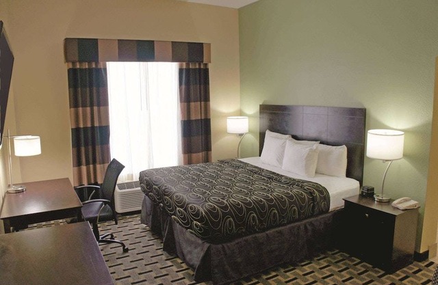 La Quinta Inn & Suites by Wyndham Tampa Central Apartment, 1 King Bed, Non Smoking