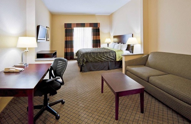 La Quinta Inn & Suites by Wyndham Tampa Central Suite, 1 King Bed, Non Smoking