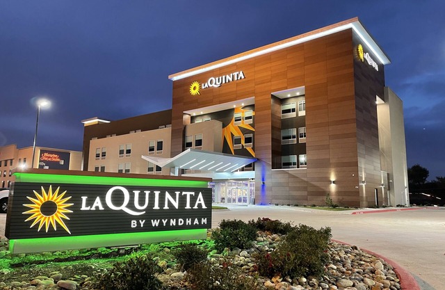 La Quinta Inn & Suites by Wyndham Dallas/Fairpark