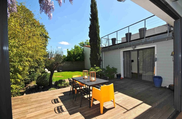 La Rochelle house, swimming pool, quiet residential area near downtown