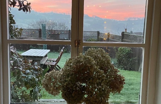 Lacemaker Cottage - Two Bedroom House, Sleeps 4