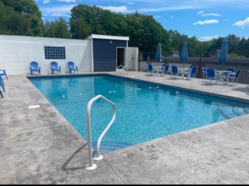 Laconia Vacation Spot, Pool ,Free WiFi & Parking at 131 Lake Street